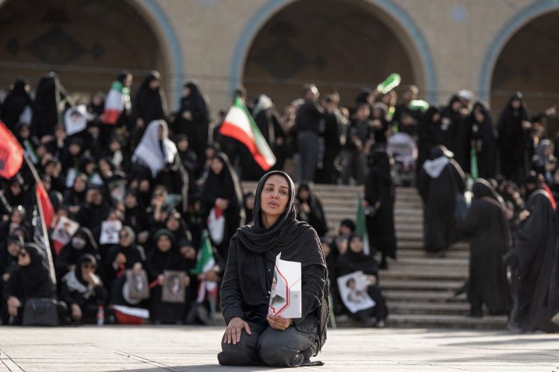Seorang pelayat membawa potret mendiang Ayatollah Ali Khamenei saat menghadiri pemakaman mantan Pemimpin Tertinggi Iran itu di Grand Mosalla, Teheran, Sabtu (4/7/2026).(AFP)