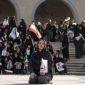 Seorang pelayat membawa potret mendiang Ayatollah Ali Khamenei saat menghadiri pemakaman mantan Pemimpin Tertinggi Iran itu di Grand Mosalla, Teheran, Sabtu (4/7/2026).(AFP)