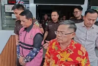 Ketua Yayasan Anwarurrahman Bandung Barat berinisial S ditetapkan sebagai tersangka kasus dugaan tindak pidana korupsi dana hibah Pemerintah Provinsi Jawa Barat (Pemprov Jabar) oleh Kejaksaan Negeri Bale Bandung, Senin (13/7/2026).
