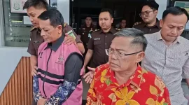 Ketua Yayasan Anwarurrahman Bandung Barat berinisial S ditetapkan sebagai tersangka kasus dugaan tindak pidana korupsi dana hibah Pemerintah Provinsi Jawa Barat (Pemprov Jabar) oleh Kejaksaan Negeri Bale Bandung, Senin (13/7/2026).
