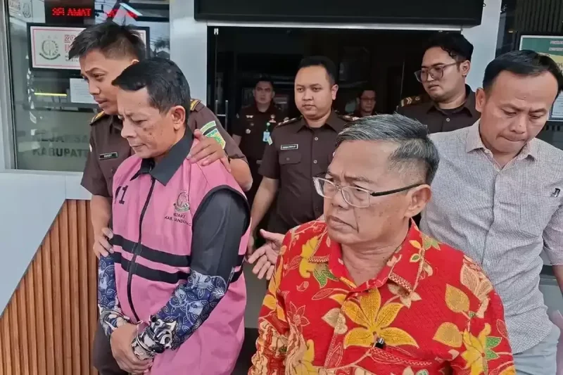 Ketua Yayasan Anwarurrahman Bandung Barat berinisial S ditetapkan sebagai tersangka kasus dugaan tindak pidana korupsi dana hibah Pemerintah Provinsi Jawa Barat (Pemprov Jabar) oleh Kejaksaan Negeri Bale Bandung, Senin (13/7/2026).
