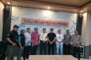 Proses mediasi satpam Bundaran HI, Fiktor Harefa (27) dengan tiga anggota Polda Jabar pengemudi dan penumpang mobil Alphard di Mapolsek Metro Menteng, Jumat (24/7/2026)(Dokumentasi: Tim Kuasa Hukum Fiktor Harefa )
