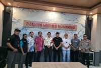 Proses mediasi satpam Bundaran HI, Fiktor Harefa (27) dengan tiga anggota Polda Jabar pengemudi dan penumpang mobil Alphard di Mapolsek Metro Menteng, Jumat (24/7/2026)(Dokumentasi: Tim Kuasa Hukum Fiktor Harefa )
