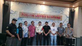 Proses mediasi satpam Bundaran HI, Fiktor Harefa (27) dengan tiga anggota Polda Jabar pengemudi dan penumpang mobil Alphard di Mapolsek Metro Menteng, Jumat (24/7/2026)(Dokumentasi: Tim Kuasa Hukum Fiktor Harefa )
