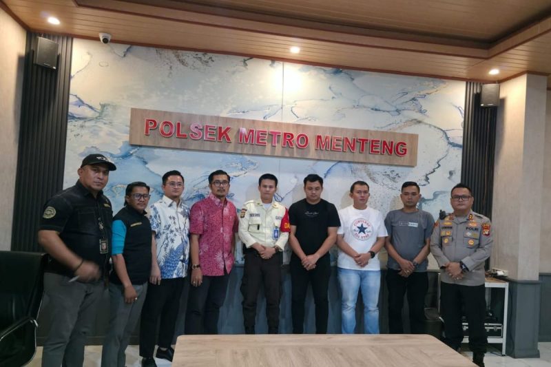 Proses mediasi satpam Bundaran HI, Fiktor Harefa (27) dengan tiga anggota Polda Jabar pengemudi dan penumpang mobil Alphard di Mapolsek Metro Menteng, Jumat (24/7/2026)(Dokumentasi: Tim Kuasa Hukum Fiktor Harefa )
