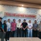 Proses mediasi satpam Bundaran HI, Fiktor Harefa (27) dengan tiga anggota Polda Jabar pengemudi dan penumpang mobil Alphard di Mapolsek Metro Menteng, Jumat (24/7/2026)(Dokumentasi: Tim Kuasa Hukum Fiktor Harefa )
