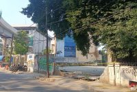 Lokasi tempat kejadian perkara (TKP) bentrokan antar kelompok di Jalan Tambak l, Pegangsaan, Menteng, Jakarta Pusat, dipasangi garis garis polisi dan masih dijaga ketat polisi. Minggu (26/7/2026).
