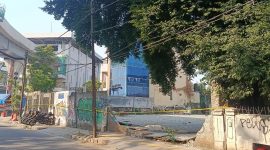 Lokasi tempat kejadian perkara (TKP) bentrokan antar kelompok di Jalan Tambak l, Pegangsaan, Menteng, Jakarta Pusat, dipasangi garis garis polisi dan masih dijaga ketat polisi. Minggu (26/7/2026).
