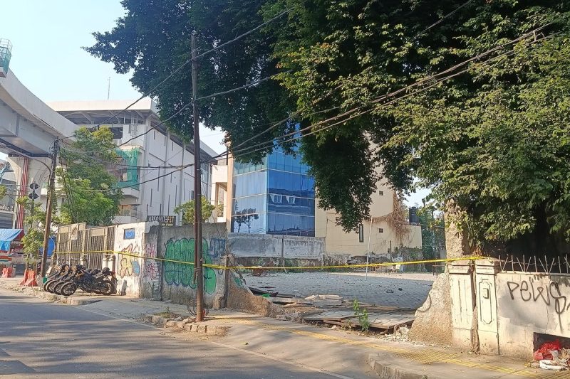 Lokasi tempat kejadian perkara (TKP) bentrokan antar kelompok di Jalan Tambak l, Pegangsaan, Menteng, Jakarta Pusat, dipasangi garis garis polisi dan masih dijaga ketat polisi. Minggu (26/7/2026).
