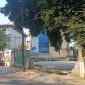 Lokasi tempat kejadian perkara (TKP) bentrokan antar kelompok di Jalan Tambak l, Pegangsaan, Menteng, Jakarta Pusat, dipasangi garis garis polisi dan masih dijaga ketat polisi. Minggu (26/7/2026).
