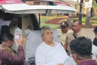 Wali Kota Bandung, Muhammad Farhan saat hendak dibawa ke rumah sakit, Jumat (10/7/2026)
