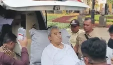 Wali Kota Bandung, Muhammad Farhan saat hendak dibawa ke rumah sakit, Jumat (10/7/2026)
