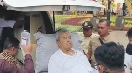 Wali Kota Bandung, Muhammad Farhan saat hendak dibawa ke rumah sakit, Jumat (10/7/2026)
