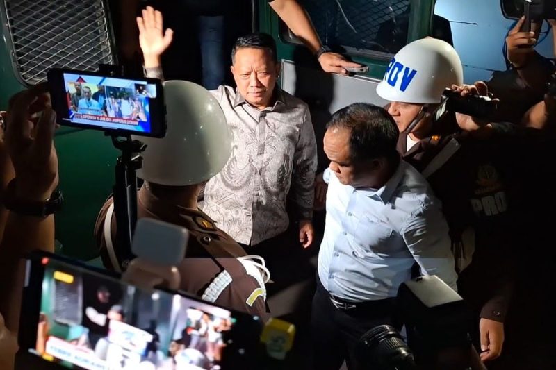 Eks Jampidsus Febrie Adriansyah saat tiba di rutan KPK tanpa mengenakan rompi tahanan, Jumat (24/7/2026) (Dok. KPK)
