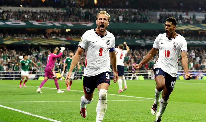 Gelandang Inggris Jude Bellingham dan Harry Kane merayakan gol pada pertandingan babak 16 besar Piala Dunia FIFA 2026 melawan Meksiko di Estadio Azteca, Mexico City. Bellingham mencetak dua gol dan Kane satu gol yang membawa The Three Lions menang 3-2 dan melaju ke perempat final. Foto: FIFA.