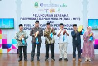 Wakil Gubernur Jawa Barat Erwan Setiawan bersama sejumlah pejabat meluncurkan Smiling West Java-Muslim Friendly Tourism (SWJ-MFT) Award 2026 dan portal data IPKN Jawa Barat di Masjid At-Thohir, Kota Depok, Kamis (9/7/2026). (Foto: Humas Jabar)
