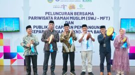 Wakil Gubernur Jawa Barat Erwan Setiawan bersama sejumlah pejabat meluncurkan Smiling West Java-Muslim Friendly Tourism (SWJ-MFT) Award 2026 dan portal data IPKN Jawa Barat di Masjid At-Thohir, Kota Depok, Kamis (9/7/2026). (Foto: Humas Jabar)