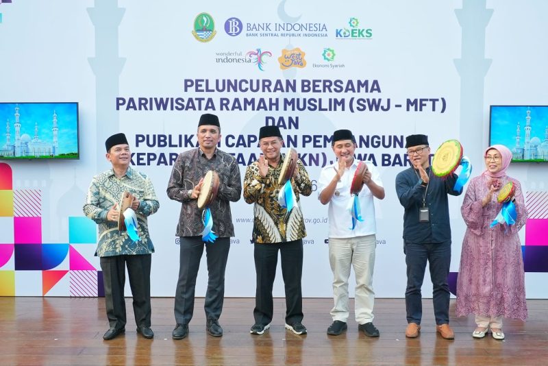 Wakil Gubernur Jawa Barat Erwan Setiawan bersama sejumlah pejabat meluncurkan Smiling West Java-Muslim Friendly Tourism (SWJ-MFT) Award 2026 dan portal data IPKN Jawa Barat di Masjid At-Thohir, Kota Depok, Kamis (9/7/2026). (Foto: Humas Jabar)