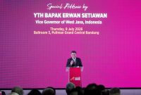 Wakil Gubernur Jawa Barat Erwan Setiawan menyampaikan sambutan pada Selangor International Business Summit (SIBS) 2026 di Hotel Pullman Bandung, Kamis (9/7/2026), sekaligus mengajak investor Selangor memperkuat kolaborasi investasi berkelanjutan di Jawa Barat. (Foto: Humas Jabar)