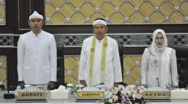 Gubernur Jawa Barat Dedi Mulyadi menghadiri Rapat Paripurna Istimewa DPRD Kabupaten Cianjur dalam rangka Milangkala ke-349 Kabupaten Cianjur di Gedung DPRD Kabupaten Cianjur, Minggu (12/7/2026). (Foto: Humas Jabar)