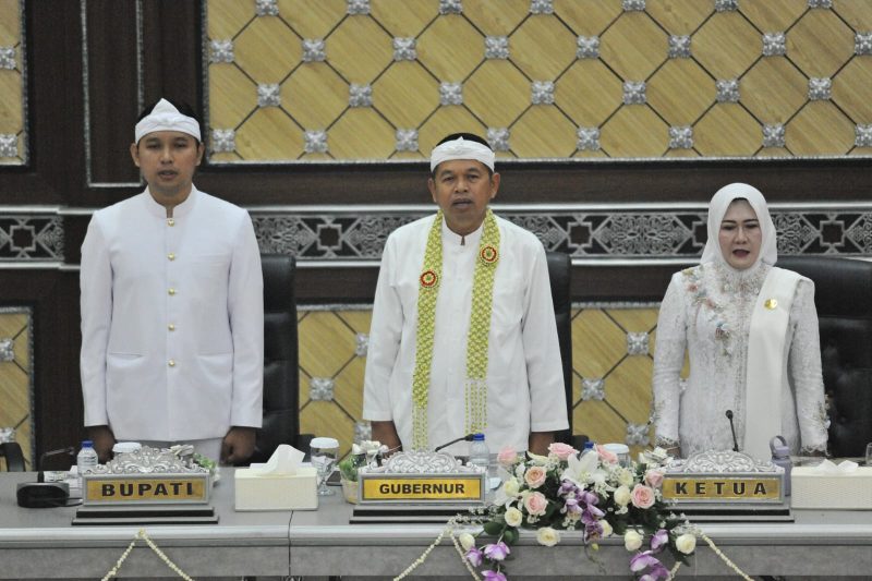 Gubernur Jawa Barat Dedi Mulyadi menghadiri Rapat Paripurna Istimewa DPRD Kabupaten Cianjur dalam rangka Milangkala ke-349 Kabupaten Cianjur di Gedung DPRD Kabupaten Cianjur, Minggu (12/7/2026). (Foto: Humas Jabar)