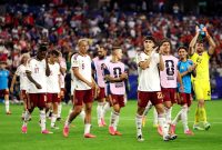 Pemain Spanyol merayakan kemenangan setelah mengalahkan Prancis 2-0 pada pertandingan semifinal Piala Dunia FIFA 2026 di Dallas Stadium, Arlington, Texas, Amerika Serikat. Gol Mikel Oyarzabal dan Pedro Porro membawa La Roja melaju ke final untuk pertama kalinya sejak 2010. Foto: FIFA.