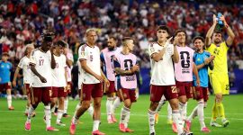 Pemain Spanyol merayakan kemenangan setelah mengalahkan Prancis 2-0 pada pertandingan semifinal Piala Dunia FIFA 2026 di Dallas Stadium, Arlington, Texas, Amerika Serikat. Gol Mikel Oyarzabal dan Pedro Porro membawa La Roja melaju ke final untuk pertama kalinya sejak 2010. Foto: FIFA.
