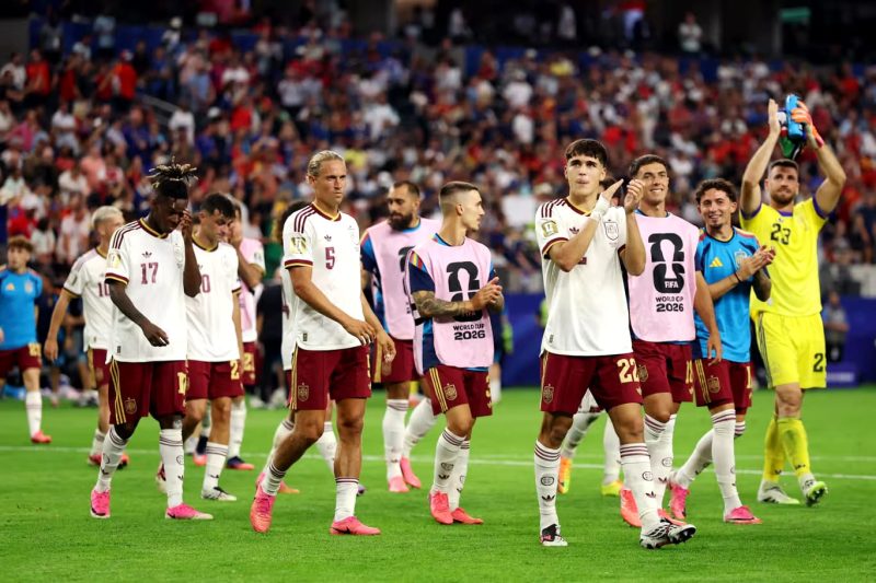 Pemain Spanyol merayakan kemenangan setelah mengalahkan Prancis 2-0 pada pertandingan semifinal Piala Dunia FIFA 2026 di Dallas Stadium, Arlington, Texas, Amerika Serikat. Gol Mikel Oyarzabal dan Pedro Porro membawa La Roja melaju ke final untuk pertama kalinya sejak 2010. Foto: FIFA.
