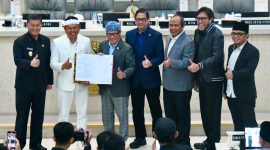 Gubernur Jawa Barat Dedi Mulyadi bersama pimpinan DPRD Jawa Barat menunjukkan dokumen persetujuan Ranperda Pertanggungjawaban Pelaksanaan APBD Tahun Anggaran 2025 yang resmi disetujui menjadi Peraturan Daerah dalam rapat paripurna di Gedung DPRD Jawa Barat, Selasa (14/7/2026). (Foto: Humas Jabar)