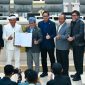 Gubernur Jawa Barat Dedi Mulyadi bersama pimpinan DPRD Jawa Barat menunjukkan dokumen persetujuan Ranperda Pertanggungjawaban Pelaksanaan APBD Tahun Anggaran 2025 yang resmi disetujui menjadi Peraturan Daerah dalam rapat paripurna di Gedung DPRD Jawa Barat, Selasa (14/7/2026). (Foto: Humas Jabar)