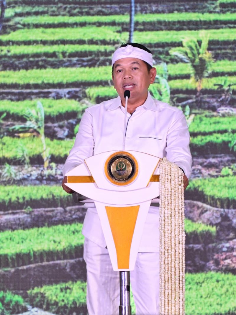 Gubernur Jawa Barat Dedi Mulyadi menghadiri Rapat Paripurna Peringatan Hari Jadi ke-195 Purwakarta dan ke-58 Kabupaten Purwakarta di Gedung DPRD Kabupaten Purwakarta, Senin (20/7/2026). (Foto: Humas Jabar)