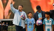 Wakil Gubernur Jawa Barat Erwan Setiawan menghadiri penutupan Festival Rakyat Nusantara 2026 di Lapangan Serka Dedy Unadi, Kodam III/Siliwangi, Kota Bandung, Minggu (19/7/2026). Festival tersebut melibatkan 42 pelaku UMKM dan menghadirkan berbagai kegiatan hiburan, olahraga, kuliner, serta ekonomi kreatif. (Foto: Humas Jabar)