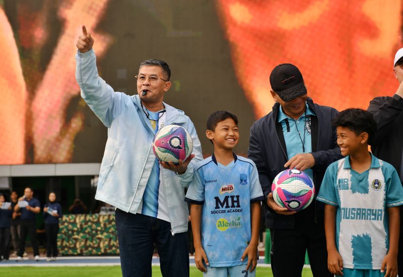 Wakil Gubernur Jawa Barat Erwan Setiawan menghadiri penutupan Festival Rakyat Nusantara 2026 di Lapangan Serka Dedy Unadi, Kodam III/Siliwangi, Kota Bandung, Minggu (19/7/2026). Festival tersebut melibatkan 42 pelaku UMKM dan menghadirkan berbagai kegiatan hiburan, olahraga, kuliner, serta ekonomi kreatif. (Foto: Humas Jabar)