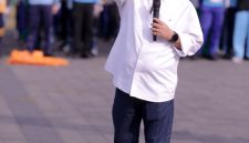 Sekretaris Daerah Jawa Barat Herman Suryatman bersama peserta didik mengikuti Aksi Ekologi sebagai penutup MPLS Pancawaluya 2026 di Taman Makam Pahlawan Cikutra, Kota Bandung, Selasa (21/7/2026). Foto: Humas Jabar