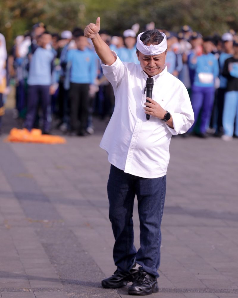 Sekretaris Daerah Jawa Barat Herman Suryatman bersama peserta didik mengikuti Aksi Ekologi sebagai penutup MPLS Pancawaluya 2026 di Taman Makam Pahlawan Cikutra, Kota Bandung, Selasa (21/7/2026). Foto: Humas Jabar