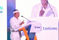Gubernur Jawa Barat Dedi Mulyadi menyampaikan sambutan saat peletakan batu pertama pembangunan pabrik LiuGong Machinery Manufacturing Indonesia di Kawasan Industri Karawang Artha Industrial Hill, Kabupaten Karawang, Selasa (22/7/2026). Foto: Humas Jabar