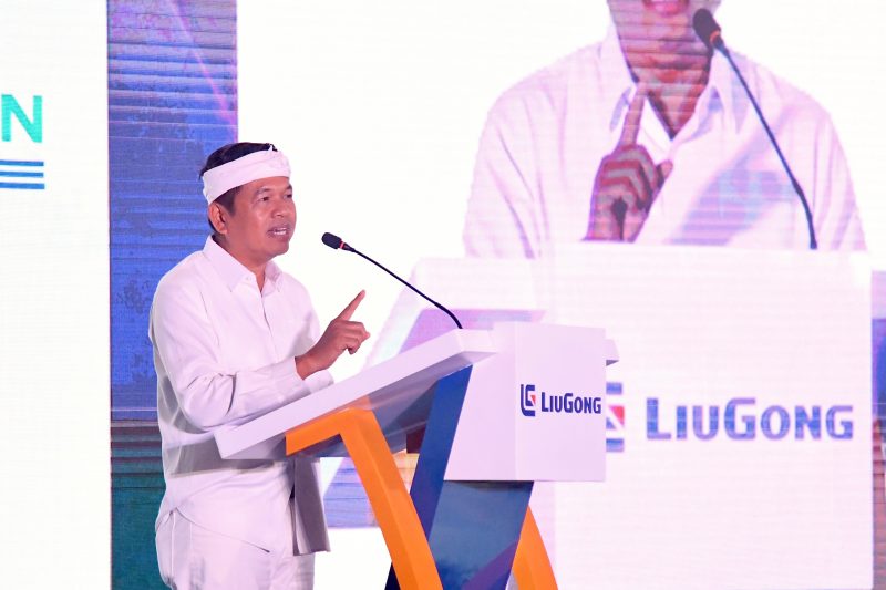 Gubernur Jawa Barat Dedi Mulyadi menyampaikan sambutan saat peletakan batu pertama pembangunan pabrik LiuGong Machinery Manufacturing Indonesia di Kawasan Industri Karawang Artha Industrial Hill, Kabupaten Karawang, Selasa (22/7/2026). Foto: Humas Jabar