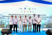 Gubernur Jawa Barat Dedi Mulyadi bersama Menteri Perhubungan Dudy Purwagandhi dan para pemangku kepentingan menunjukkan dokumen kerja sama usai groundbreaking Indonesia Mass Transit Project (Mastran) dan penandatanganan PSO layanan angkutan massal di Terminal Leuwipanjang, Kota Bandung, Rabu (22/7/2026). Foto: Humas Jabar