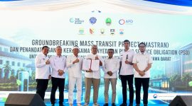 Gubernur Jawa Barat Dedi Mulyadi bersama Menteri Perhubungan Dudy Purwagandhi dan para pemangku kepentingan menunjukkan dokumen kerja sama usai groundbreaking Indonesia Mass Transit Project (Mastran) dan penandatanganan PSO layanan angkutan massal di Terminal Leuwipanjang, Kota Bandung, Rabu (22/7/2026). Foto: Humas Jabar