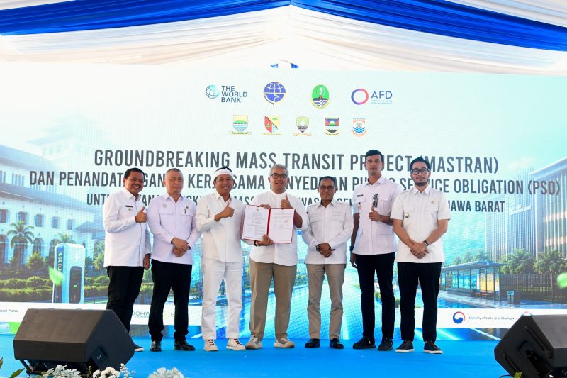 Gubernur Jawa Barat Dedi Mulyadi bersama Menteri Perhubungan Dudy Purwagandhi dan para pemangku kepentingan menunjukkan dokumen kerja sama usai groundbreaking Indonesia Mass Transit Project (Mastran) dan penandatanganan PSO layanan angkutan massal di Terminal Leuwipanjang, Kota Bandung, Rabu (22/7/2026). Foto: Humas Jabar