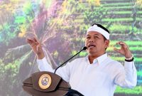 Gubernur Jawa Barat Dedi Mulyadi menyampaikan arah kebijakan pembenahan transportasi publik, termasuk evaluasi angkot tua dan rencana pengoperasian kembali Bandara Husein Sastranegara, di Kota Bandung, Rabu (22/7/2026). Foto: Humas Jabar