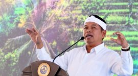 Gubernur Jawa Barat Dedi Mulyadi menyampaikan arah kebijakan pembenahan transportasi publik, termasuk evaluasi angkot tua dan rencana pengoperasian kembali Bandara Husein Sastranegara, di Kota Bandung, Rabu (22/7/2026). Foto: Humas Jabar