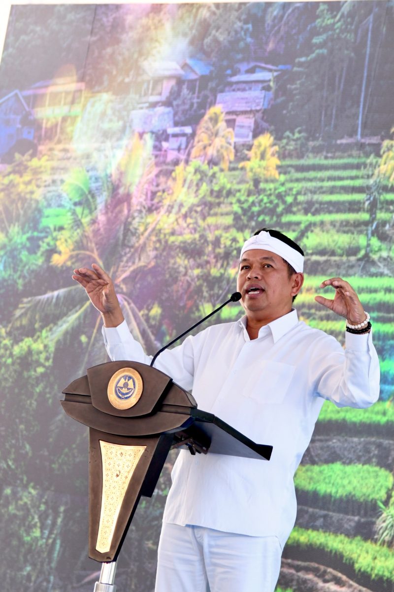 Gubernur Jawa Barat Dedi Mulyadi menyampaikan arah kebijakan pembenahan transportasi publik, termasuk evaluasi angkot tua dan rencana pengoperasian kembali Bandara Husein Sastranegara, di Kota Bandung, Rabu (22/7/2026). Foto: Humas Jabar
