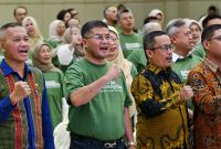 Wakil Gubernur Jawa Barat Erwan Setiawan bersama peserta mengikuti Bimbingan Teknis Keluarga Berintegritas hasil kolaborasi Pemerintah Provinsi Jawa Barat dan KPK RI di Aula BPSDM Provinsi Jawa Barat, Kota Cimahi, Jumat (24/7/2026). (Foto: Humas Jabar)