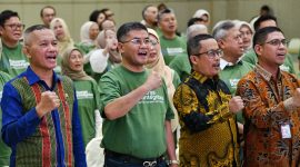 Wakil Gubernur Jawa Barat Erwan Setiawan bersama peserta mengikuti Bimbingan Teknis Keluarga Berintegritas hasil kolaborasi Pemerintah Provinsi Jawa Barat dan KPK RI di Aula BPSDM Provinsi Jawa Barat, Kota Cimahi, Jumat (24/7/2026). (Foto: Humas Jabar)