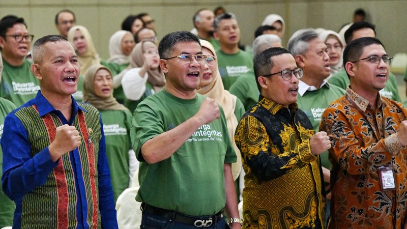Wakil Gubernur Jawa Barat Erwan Setiawan bersama peserta mengikuti Bimbingan Teknis Keluarga Berintegritas hasil kolaborasi Pemerintah Provinsi Jawa Barat dan KPK RI di Aula BPSDM Provinsi Jawa Barat, Kota Cimahi, Jumat (24/7/2026). (Foto: Humas Jabar)