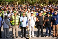 Gubernur Jawa Barat Dedi Mulyadi memimpin Apel Siaga Jabar Berseka di Sport Jabar Arcamanik, Kota Bandung, sekaligus mengumumkan kebijakan baru yang menjadikan pengelolaan sampah sebagai syarat subsidi sekolah, Jumat (24/7/2026). (Foto: Humas Jabar)