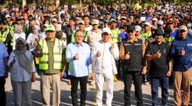 Gubernur Jawa Barat Dedi Mulyadi memimpin Apel Siaga Jabar Berseka di Sport Jabar Arcamanik, Kota Bandung, sekaligus mengumumkan kebijakan baru yang menjadikan pengelolaan sampah sebagai syarat subsidi sekolah, Jumat (24/7/2026). (Foto: Humas Jabar)