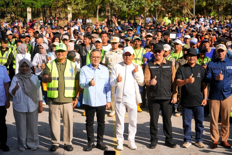 Gubernur Jawa Barat Dedi Mulyadi memimpin Apel Siaga Jabar Berseka di Sport Jabar Arcamanik, Kota Bandung, sekaligus mengumumkan kebijakan baru yang menjadikan pengelolaan sampah sebagai syarat subsidi sekolah, Jumat (24/7/2026). (Foto: Humas Jabar)