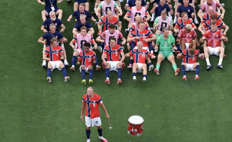 Erling Haaland merayakan gol bersama rekan-rekannya saat Norwegia mengalahkan Brasil 2-1 pada babak 16 besar Piala Dunia FIFA 2026 di NRG Stadium, Houston, Amerika Serikat. Dua gol Haaland membawa Norwegia lolos ke perempat final Piala Dunia untuk pertama kalinya dalam sejarah. Foto: FIFA.
